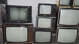 Televisores antiguos todos funcionando