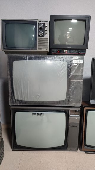 Televisores antiguos todos funcionando