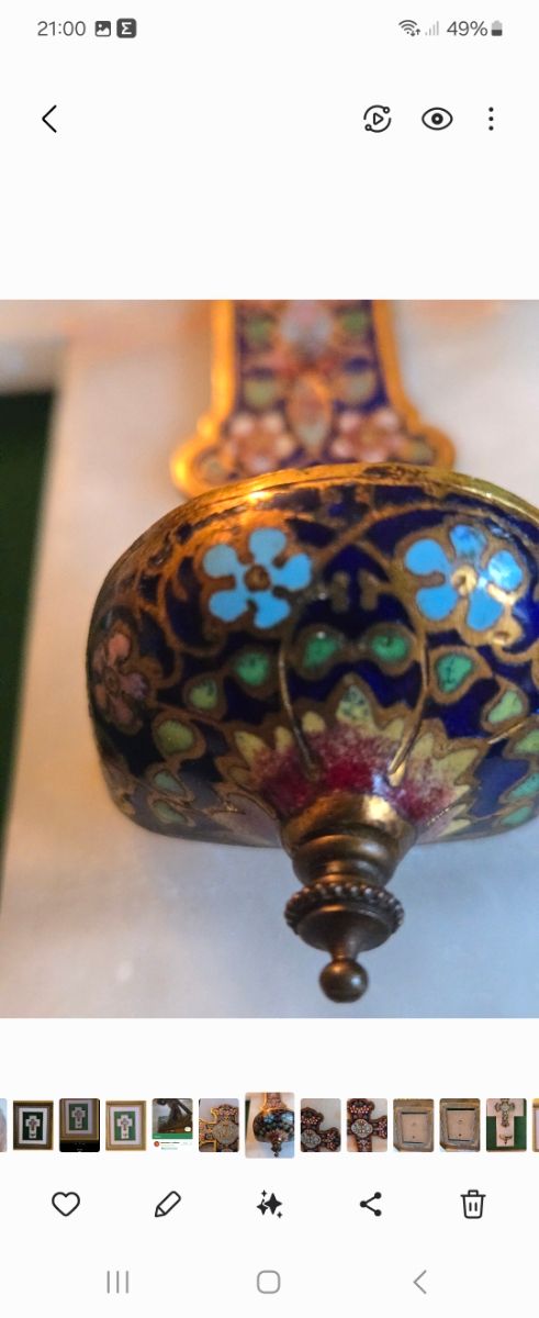 Benditera de mármol con cruz