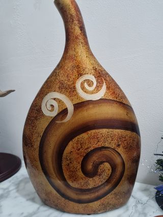 Jarrón cerámico dorado y marrón