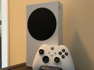 Xbox Series S blanca y mando