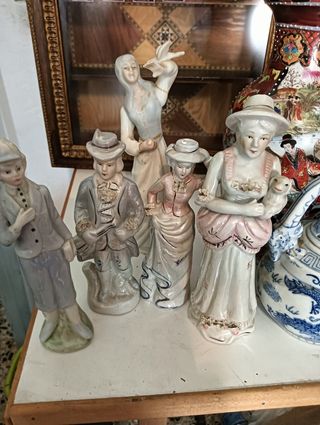 Cuatro figuras de porcelana