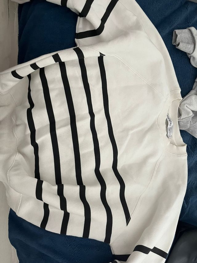 Sudadera rayas blancas y negras