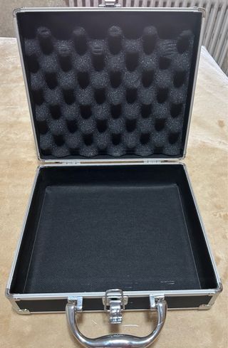 Maletín metálico negro y plata
