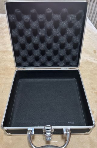 Maletín metálico negro y plata