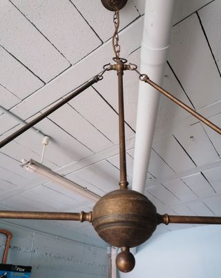 Lámpara vintage metal dorada y opalina