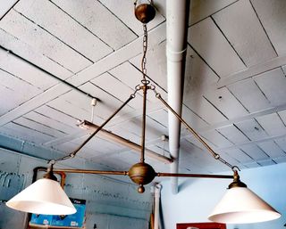 Lámpara vintage metal dorada y opalina