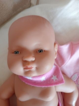 Muñeca bebé recién nacida