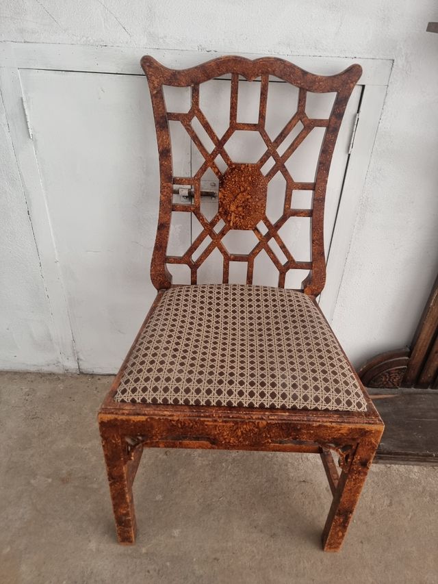 Silla antigua de madera marrón