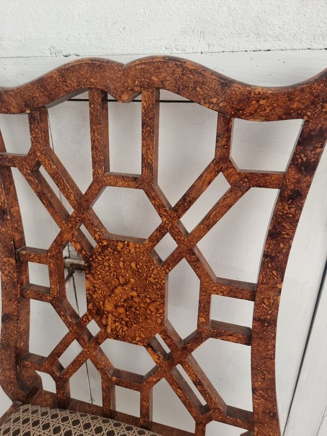 Silla antigua de madera marrón