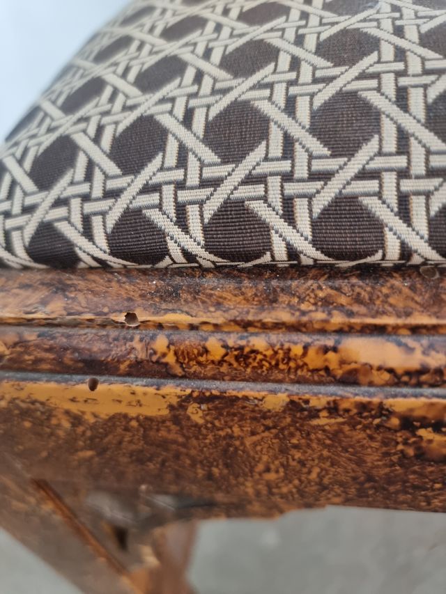 Silla antigua de madera marrón