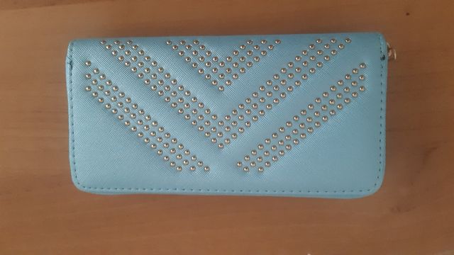 Cartera azul con tachuelas