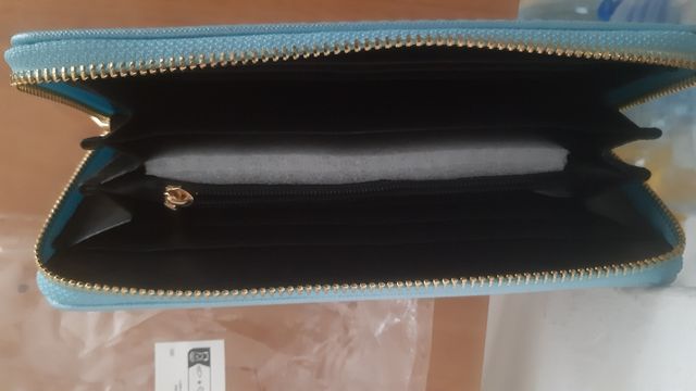 Cartera azul con tachuelas