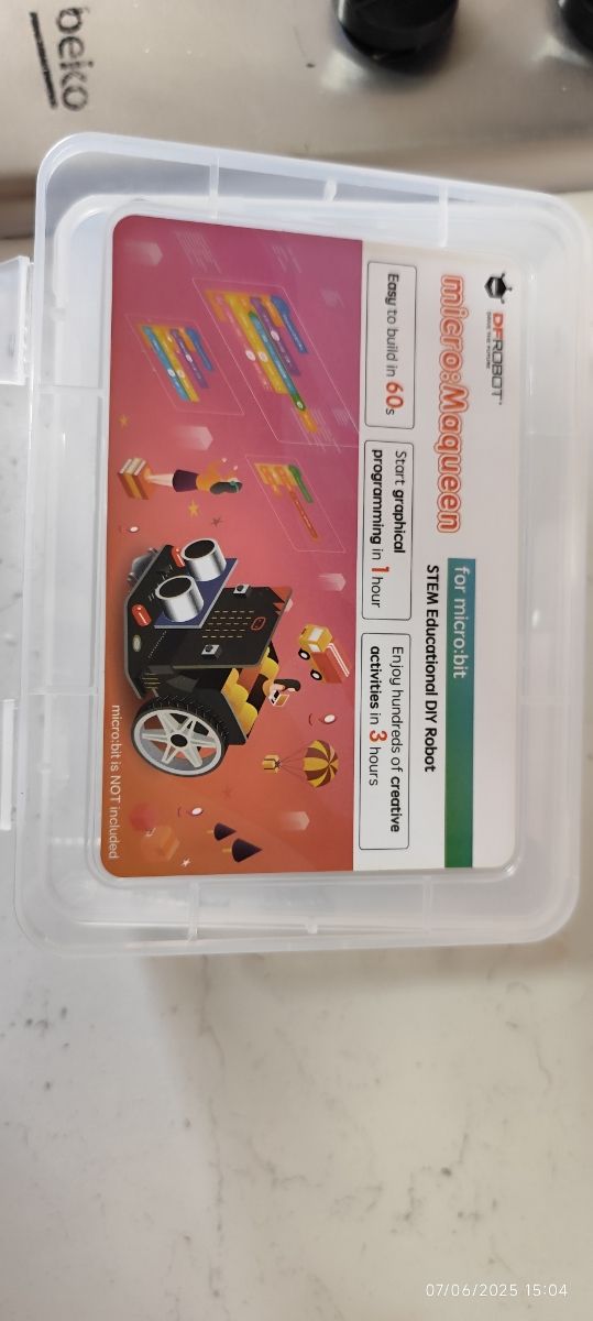 DFRobot Micro:MAQUEEN Robot Kit son dos 