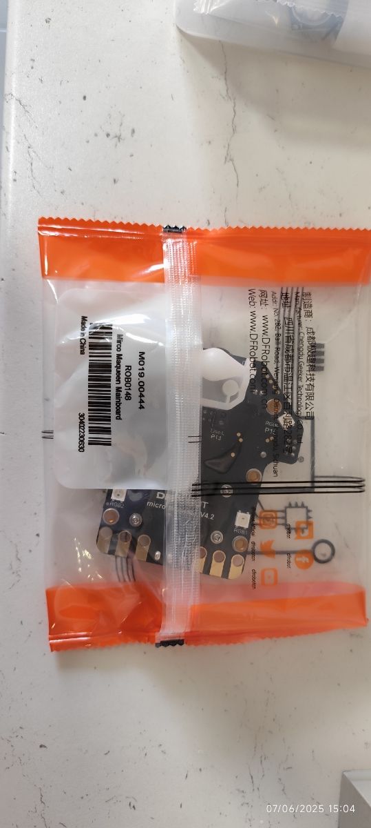 DFRobot Micro:MAQUEEN Robot Kit son dos 