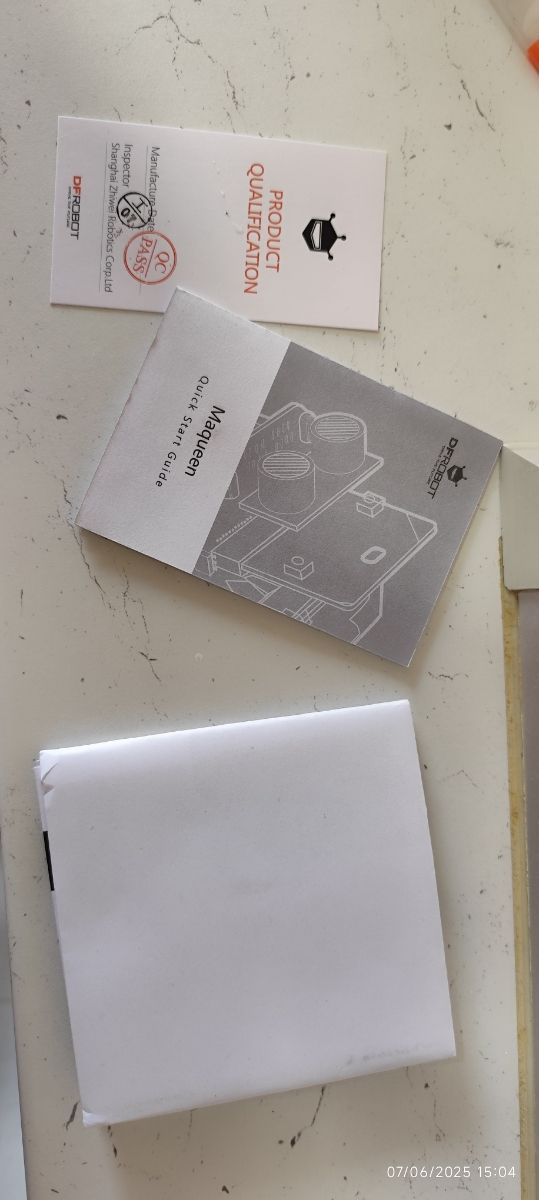 DFRobot Micro:MAQUEEN Robot Kit son dos 