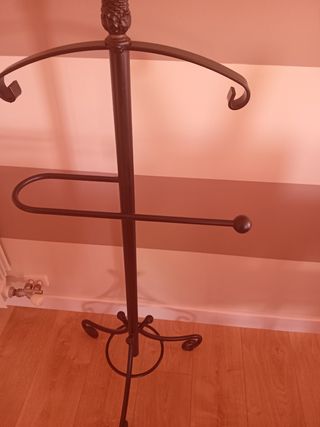 Perchero pie forjal negro