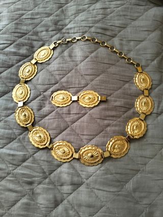 Cintura vintage in metallo colore oro regolabile.