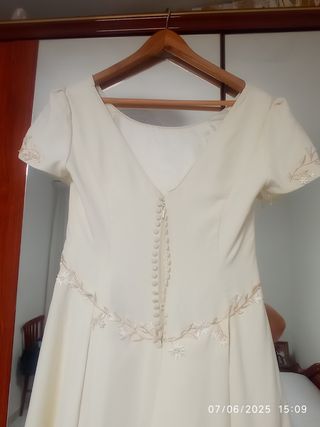 Vestido novia marfil.,con pequeña cola y abotonado