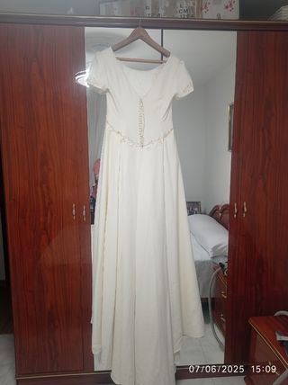 Vestido novia marfil.,con pequeña cola y abotonado