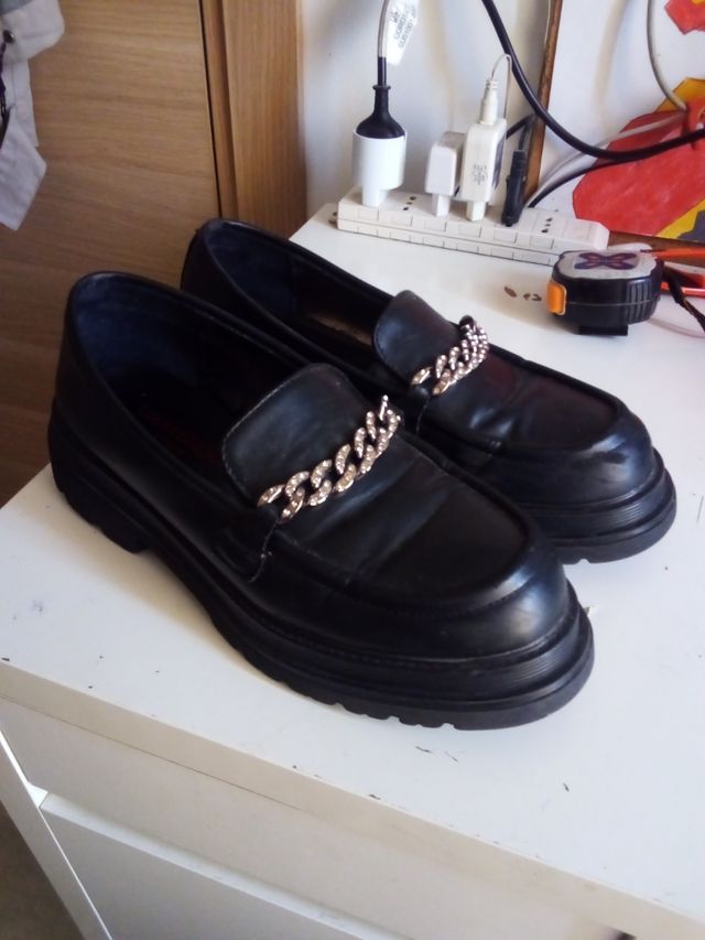 Mocassini neri con catena