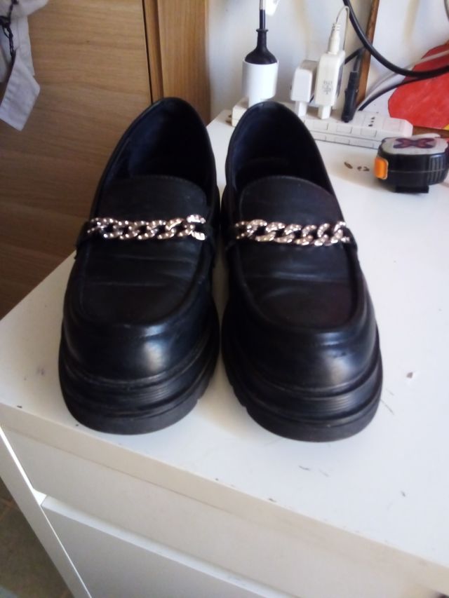 Mocassini neri con catena