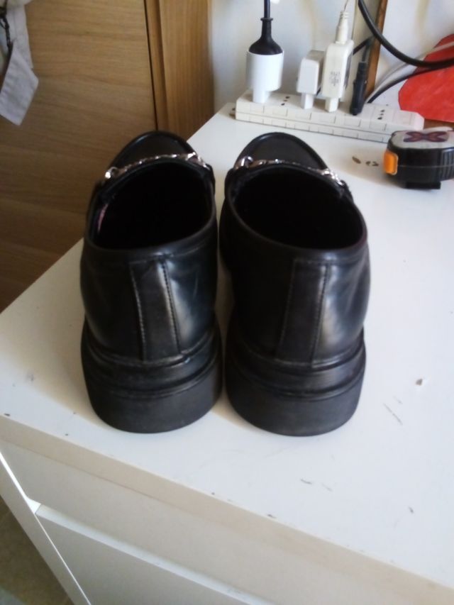 Mocassini neri con catena