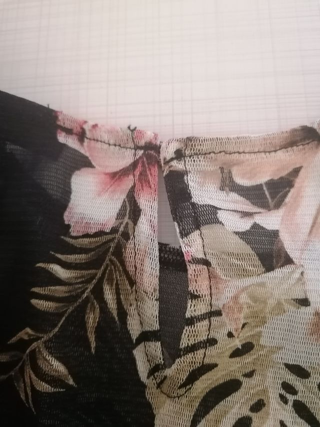 Camiseta Mango negra - floral