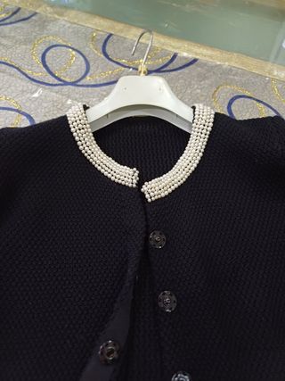 Maglioncino nero con perline, donna