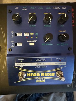 Akai Head Rush E2 - Pedal de Eco y loop