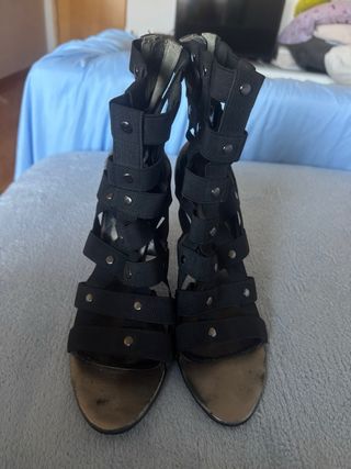 Sandalias Guess tacón alto negras