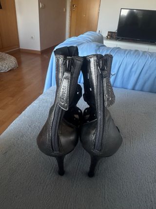 Sandalias Guess tacón alto negras