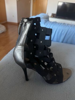 Sandalias Guess tacón alto negras