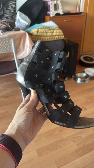 Sandalias Guess tacón alto negras