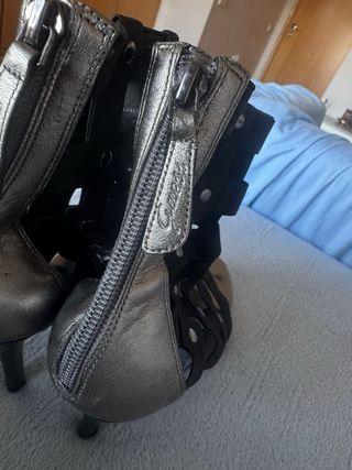 Sandalias Guess tacón alto negras