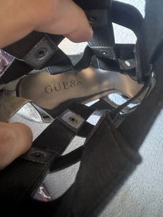 Sandalias Guess tacón alto negras