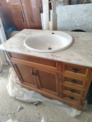 Mueble baño roble con mármol y espejo y armario