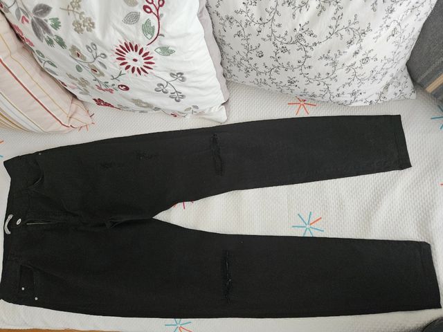 Vaqueros Bershka negros XL rotos