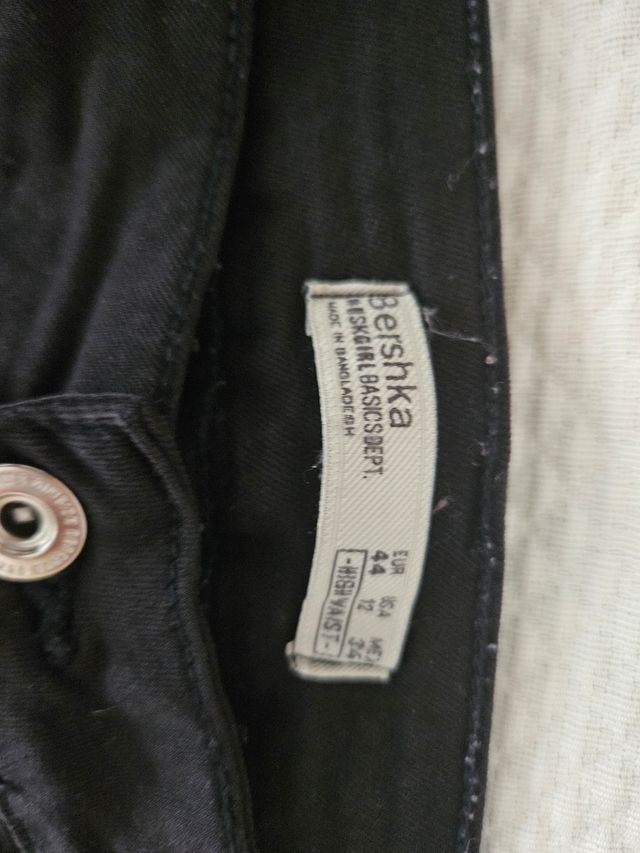 Vaqueros Bershka negros XL rotos