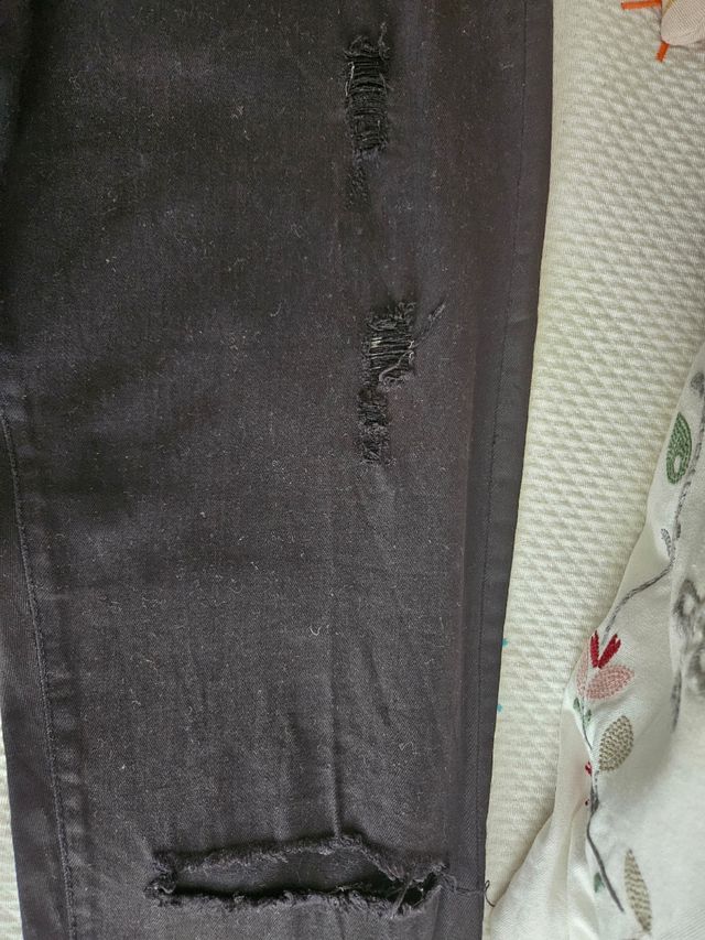 Vaqueros Bershka negros XL rotos