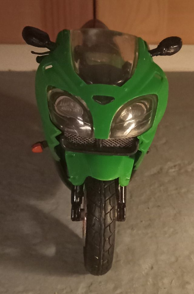 Moto Kawasaki Ninja ZX-9R 1:12