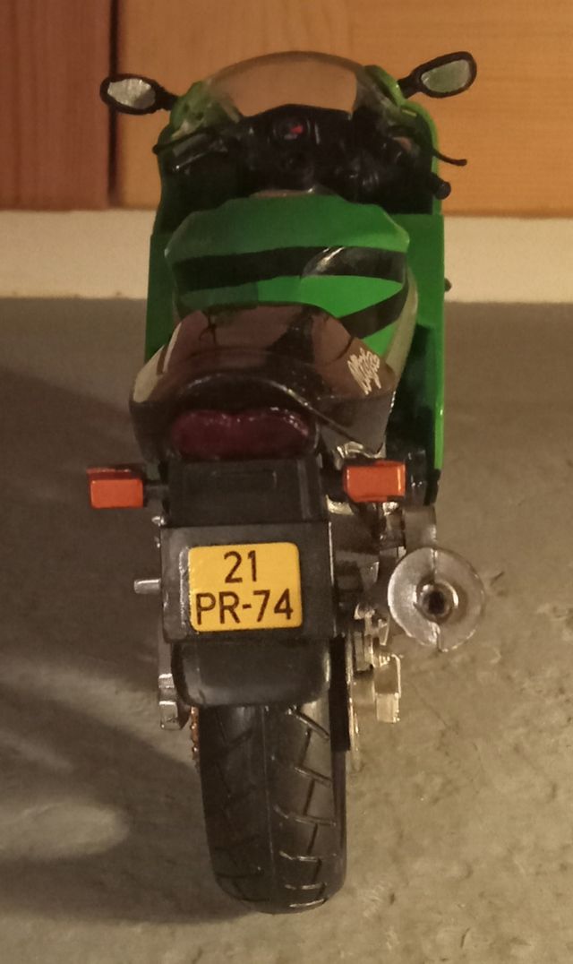 Moto Kawasaki Ninja ZX-9R 1:12