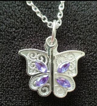 Collar con dije de mariposa - Plata y morado