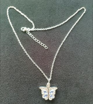 Collar con dije de mariposa - Plata y morado