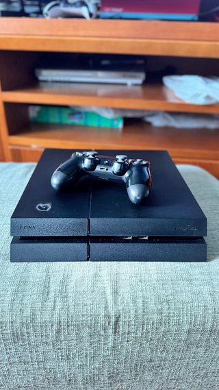 PS4 (PlayStation 4)