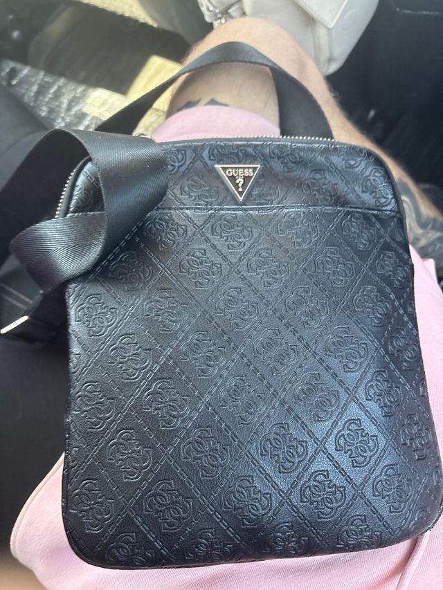 Bandolera Guess negra original comprada en zalando