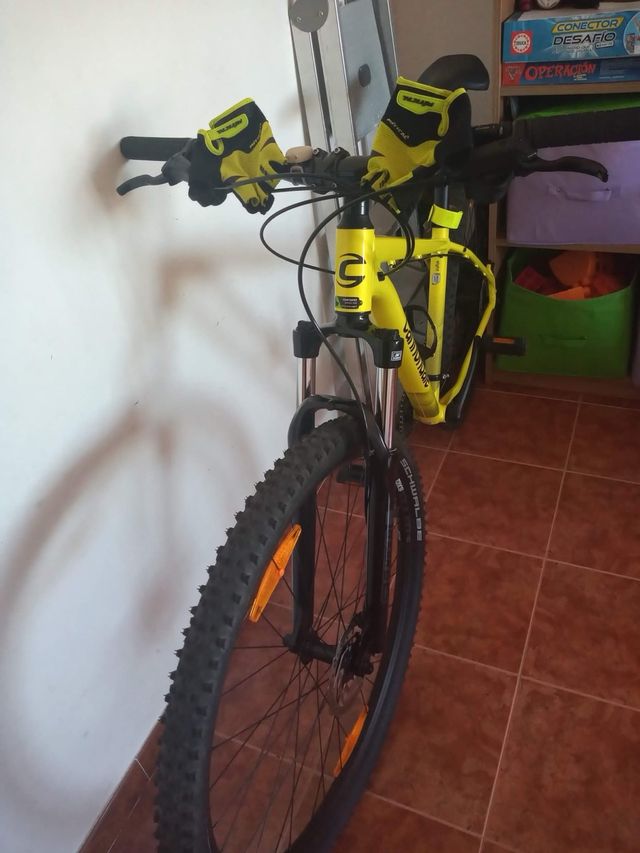 Bicicleta Cannondale, amarilla nueva