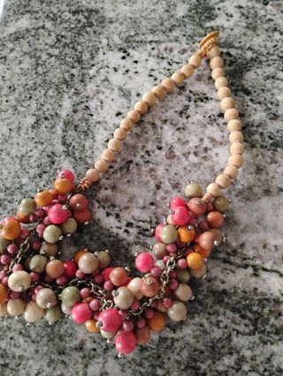 Collana con perle beige e arancioni