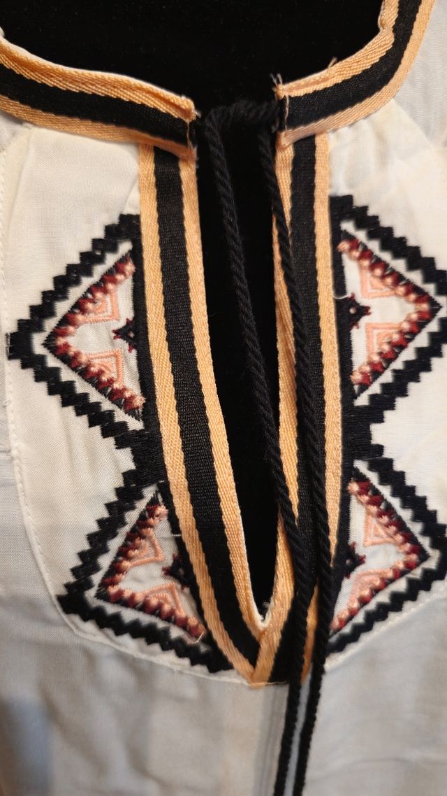 Blusa estiva bianca ricamata