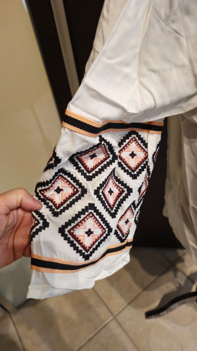 Blusa estiva bianca ricamata